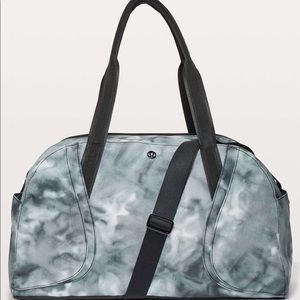 Lululemon out of range duffel in spray dye grey